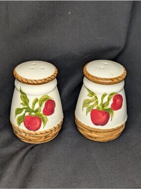 Alco Industries Apple Weave Basket Theme Salt & Pepper Shaker Grannycore
